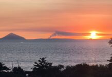 Status Gunung Anak Krakatau Naik, Dari Waspada Menjadi Siaga ! Penampakan asap Gunung Anak Krakatau dari Pasauran.
