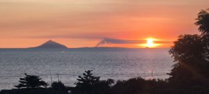 Penampakan asap Gunung Anak Krakatau dari Pasauran.