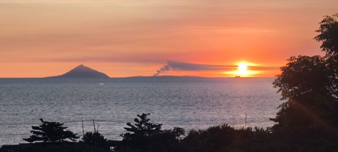 Penampakan asap Gunung Anak Krakatau dari Pasauran.