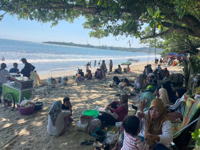 Wisata Anyer-Carita Tetap Ramai, Aktivitas Gunung Anak Krakatau Tak Ganggu Liburan.