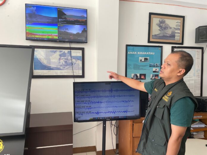 Petugas Pemantau gunung anak krakatau.