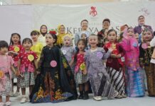 Puluhan Anak Berkebaya Jadi Magnet Pengunjung Mall of Serang Puluhan Anak Berkebaya Jadi Magnet Pengunjung Mall of Serang.