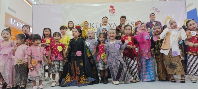 Puluhan Anak Berkebaya Jadi Magnet Pengunjung Mall of Serang.