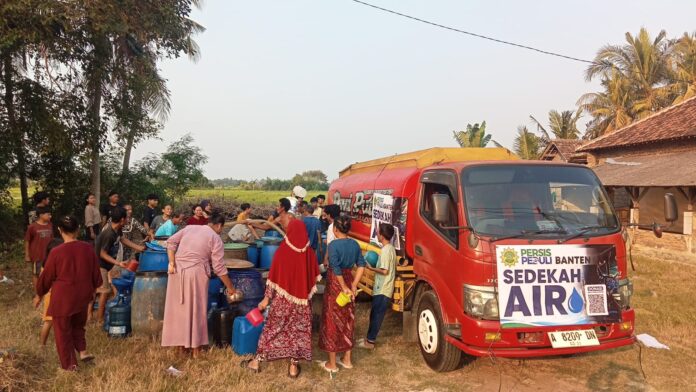 Warga Pontang Legon Dapat Bantuan 8000 liter Air Bersih dari Persis Peduli Banten.