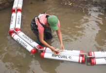 Perkuat Komitmen Pelestarian Lingkungan, Rip Curl Cup Padang Padang 2026 Kembali Gandeng Sungai Watch Pejuang sungai sedang memasang barrier untuk menghadang sampah di sebuah sungai di Bali. (Foto:ripcurl).