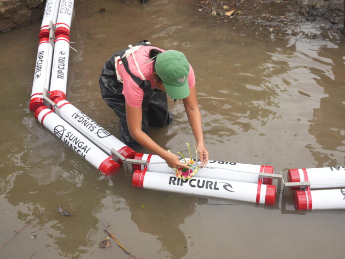 Rip Curl x Sungai Watch Barriers Pejuang sungai sedang memasang barrier untuk menghadang sampah di sebuah sungai di Bali. (Foto:ripcurl).