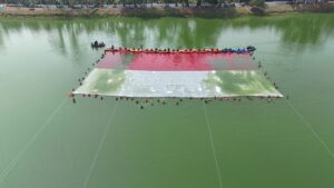 HUT RI 81, Forum Potensi Tangsel Bebersih dan Bentangkan Bendera Raksasa di Situ Gintung.