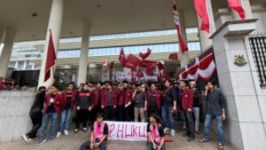 Massa aksi dari mahasiswa Himpunan Mahasiswa Persatuan Islam (Hima Persis) berunjuk rasa di Kejaksaan Agung, Jakarta Selatan, Selasa (4/8/2026).