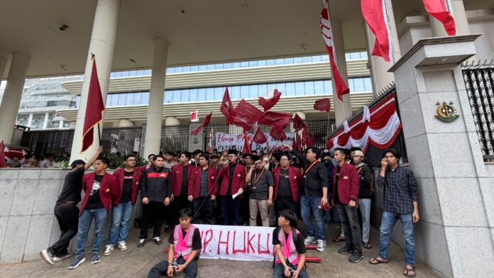 Massa aksi dari mahasiswa Himpunan Mahasiswa Persatuan Islam (Hima Persis) berunjuk rasa di Kejaksaan Agung, Jakarta Selatan, Selasa (4/8/2026).