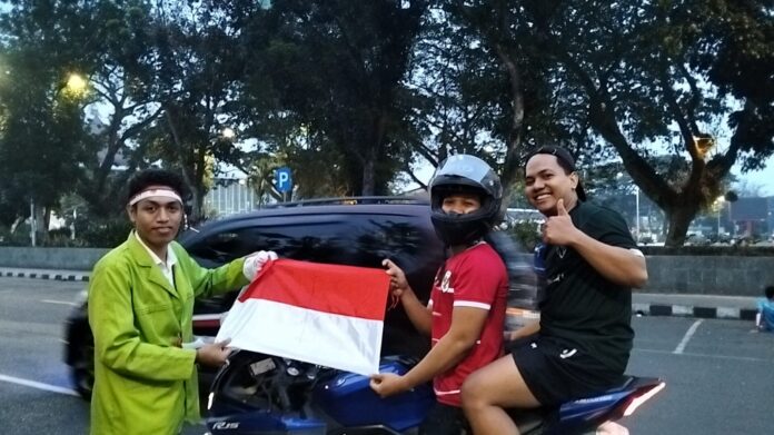 BEMNUS Banten Bagikan Bendera Merah Putih, Ajak Warga Rawat Nasionalisme.