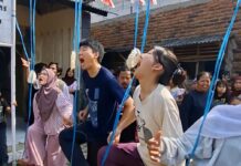 Puluhan Relawan Jepang Larut dalam Pesta Rakyat HUT RI ke-81 di Batukuwung Padarincang Puluhan Relawan Jepang Larut dalam Pesta Rakyat HUT RI ke-81 di Batukuwung Padarincang.