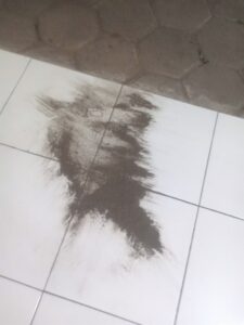 Abu Vulkanik Letusan Gunung Anak Krakatau di salah satu rumah warga di Anyer.