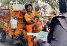 Masker Langka di Tengah Ancaman Abu Anak Krakatau,Relawan FBn Bagikan 3.000 Masker Gratis Relawan membagikan masker ke petugas kebersihan dari DLH Kota Serang,Senin (7/9/2026).