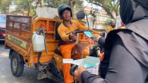 Relawan membagikan masker ke petugas kebersihan dari DLH Kota Serang,Senin (7/9/2026).