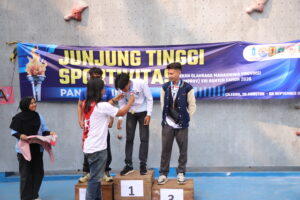 Bayu, saat menerima kalungan medali Emas.