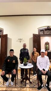 Pimpinan Padepokan Mande Macan Guling Foto bersama Jokowi.