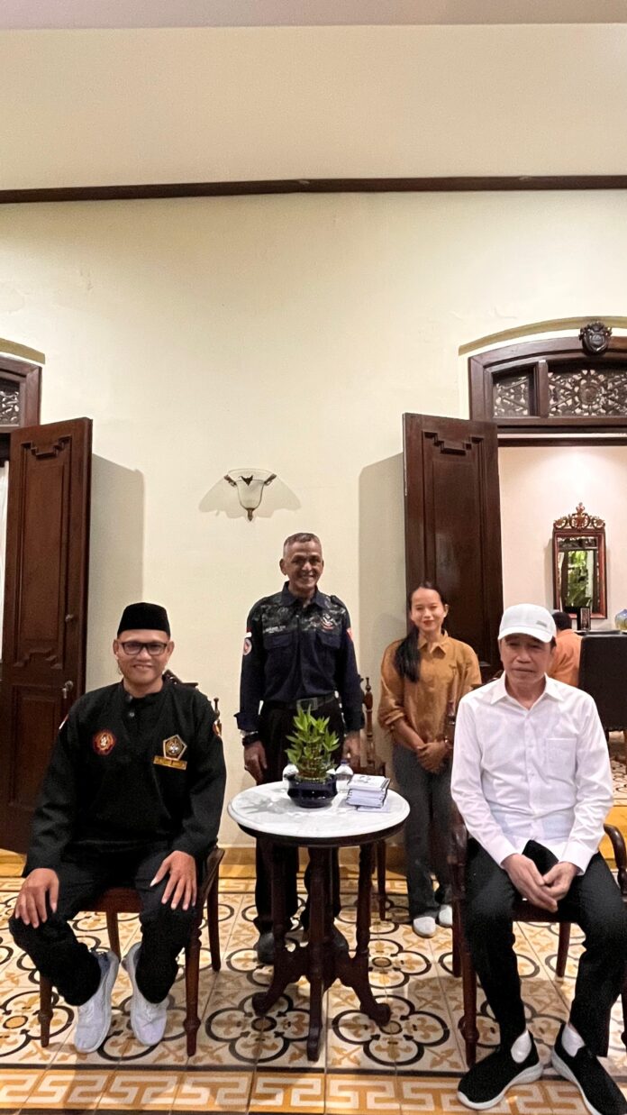 Pimpinan Padepokan Mande Macan Guling Foto bersama Jokowi.