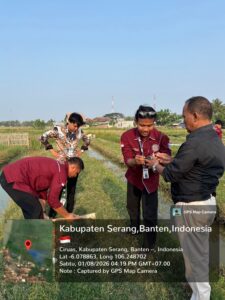 KKM Kelompok 20 UNIBA Gelar Edukasi Lingkungan Hidup dan Penanaman Pohon Albasia di Desa Bumijaya.
