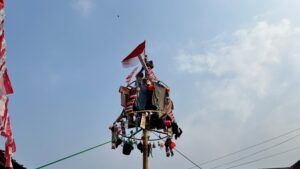 Semarak Kemerdekaan di Desa Bumijaya, KKM Kelompok 20 Uniba Turut Membangun Kebersamaan dengan Warga.