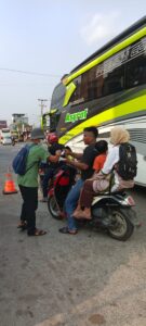 Relawan membagikan masker di daerah anyer.