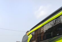 Relawan FBn Bagikan Masker Gratis, Warga Keluhkan Mata Perih Akibat Abu Vulkanik Krakatau Relawan membagikan masker di daerah anyer.
