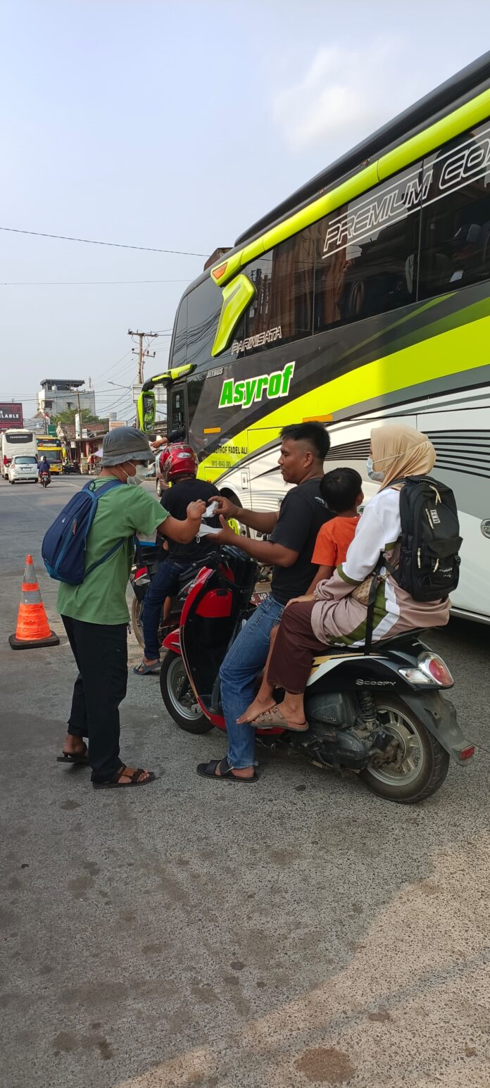 Relawan membagikan masker di daerah anyer.