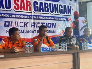 Kepala Kantor SAR Banten Al Amrad (tengah).