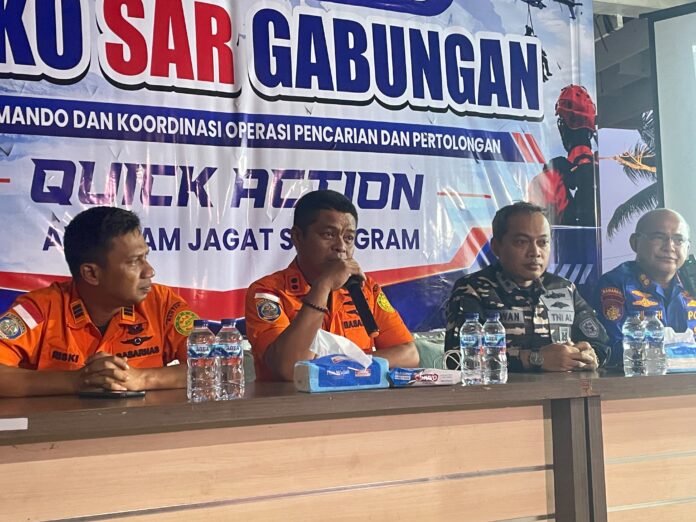 Kepala Kantor SAR Banten Al Amrad (tengah).