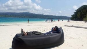 Wisatawan sedang menikmati keindahan pulau peucang pandeglang.