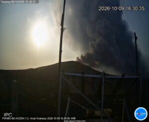 Kondisi Erupsi Gunung Anak Krakatau. JUMAT (9/10/2026) sore.