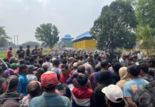 Lima Tahun Menanti Bedolan Pamarayan, Warga Demo dan Blokir Jembatan Demo warga Pamarayan.