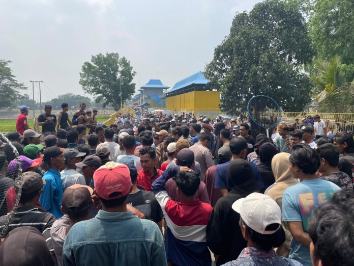 Demo warga Pamarayan.